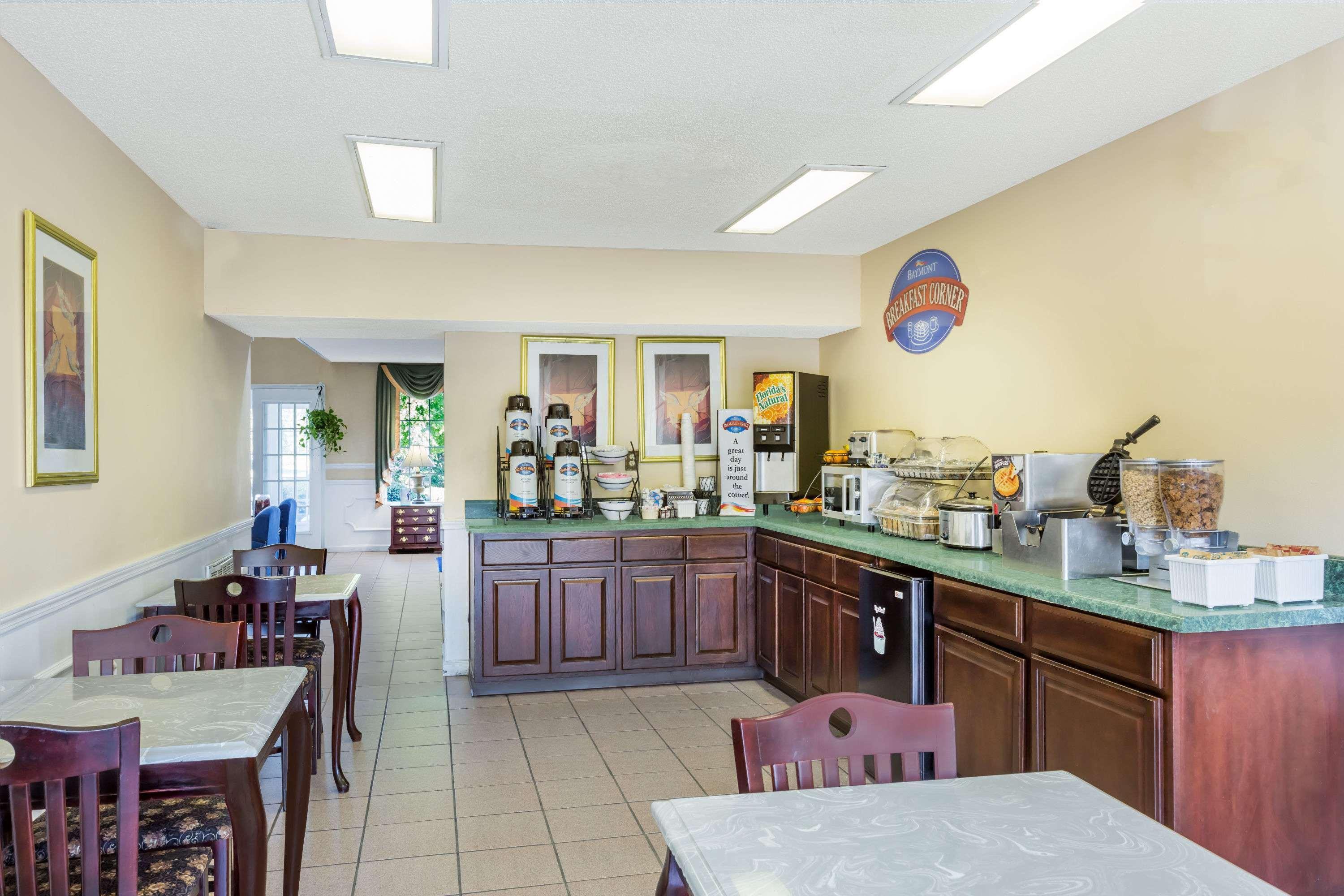 Super 8 By Wyndham Orangeburg North Motel Exterior photo